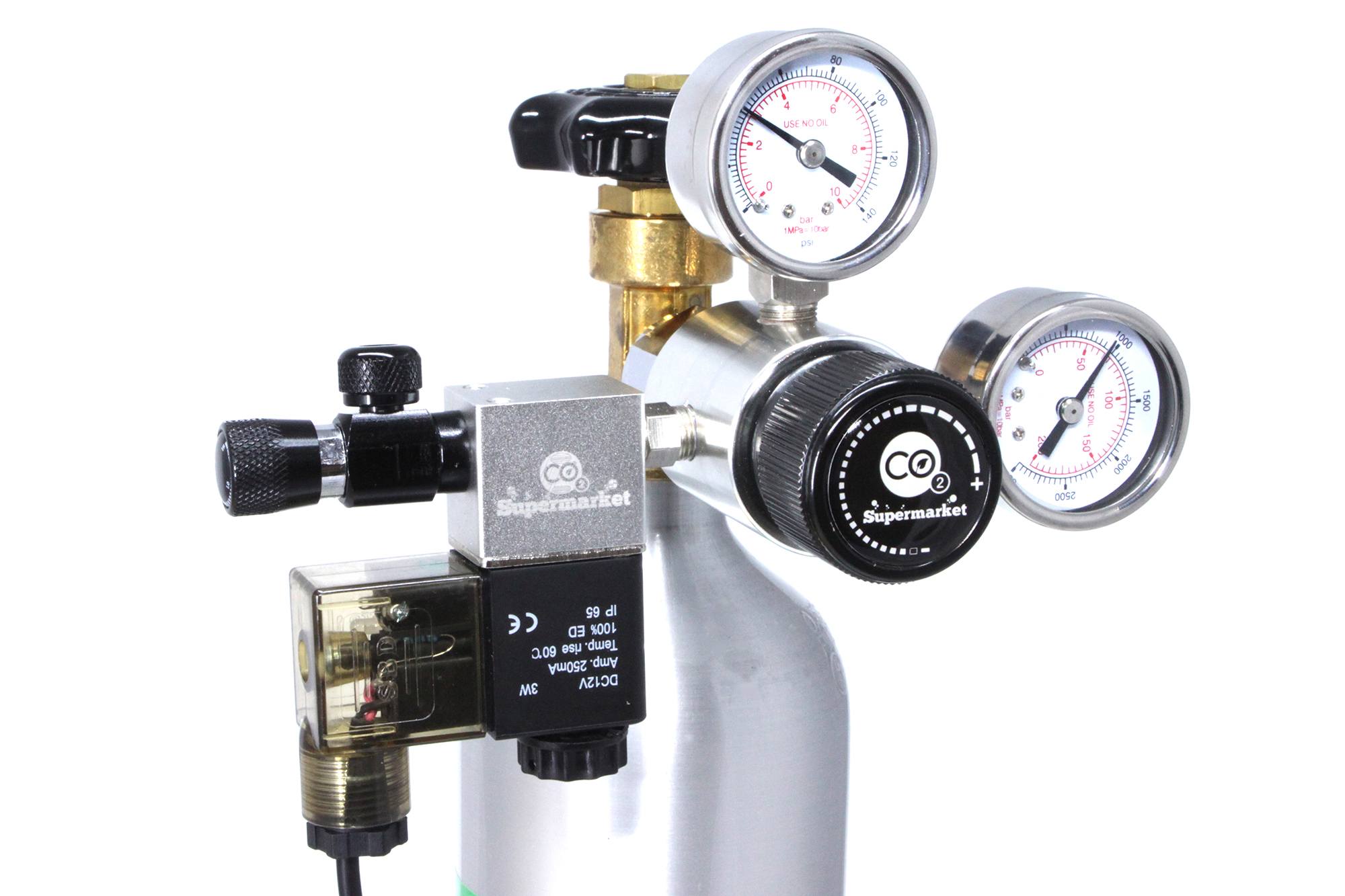Single stage CO2 regulator attached to Horizontal Cylinder